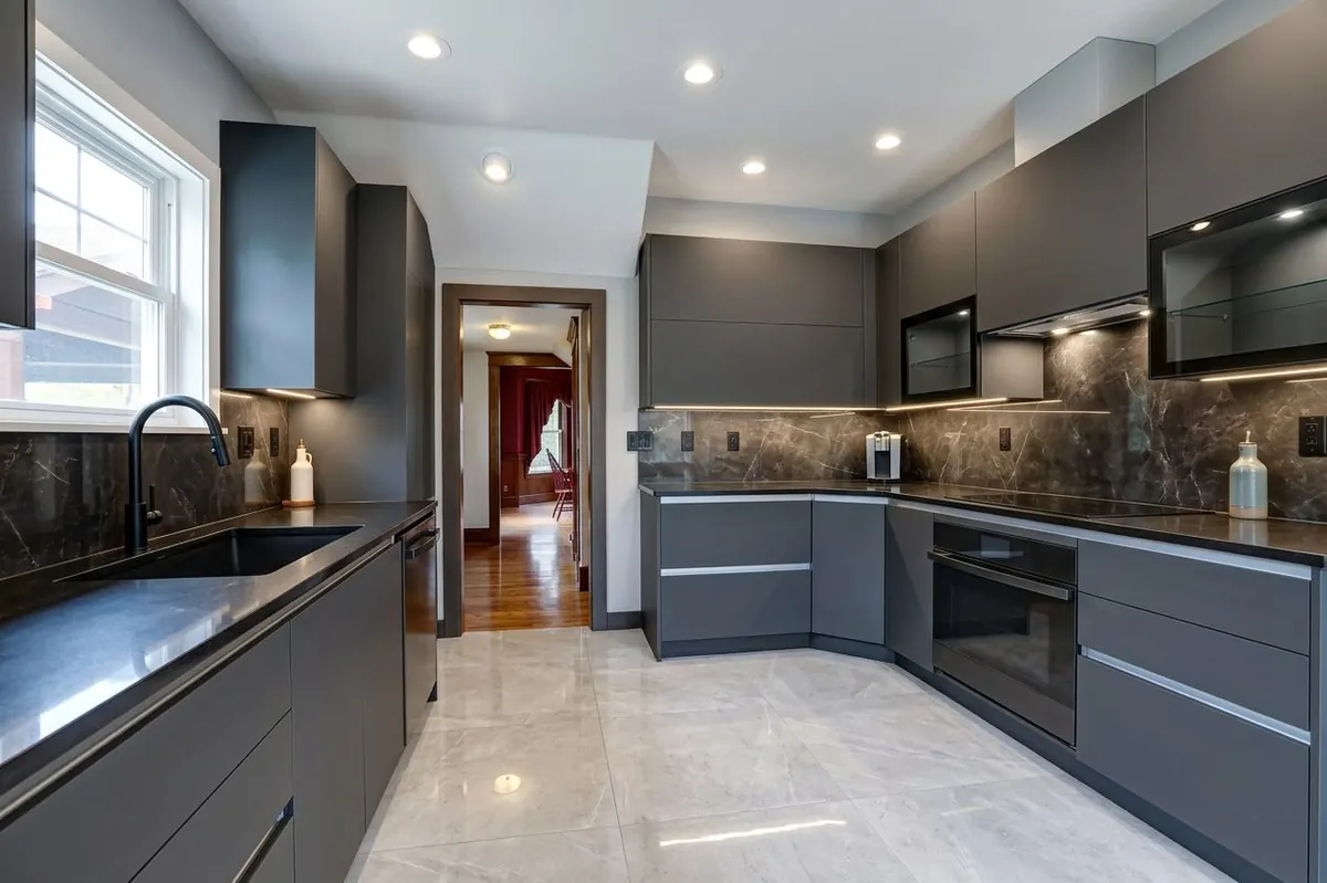 The concept sent back: the same kitchen redesigned in dark handleless units