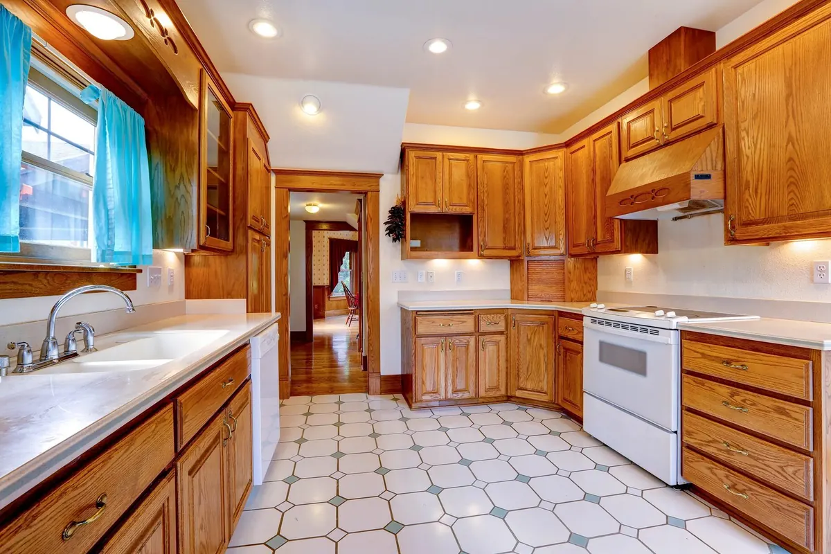 The customer’s photo of their old kitchen